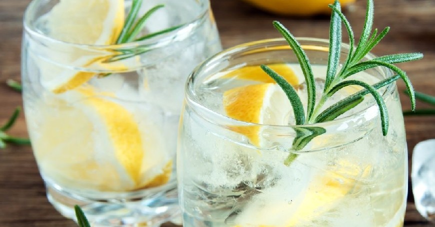 Cocktail con Erbe Aromatiche: 4 Ricette di Cocktail Botanici