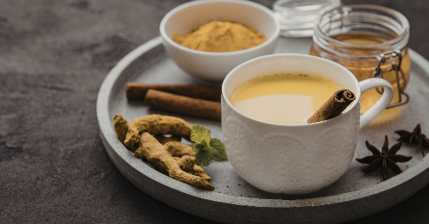 Moon Milk: Cos'è, Ricetta e Origini della Bevanda Serale Ayurvedica