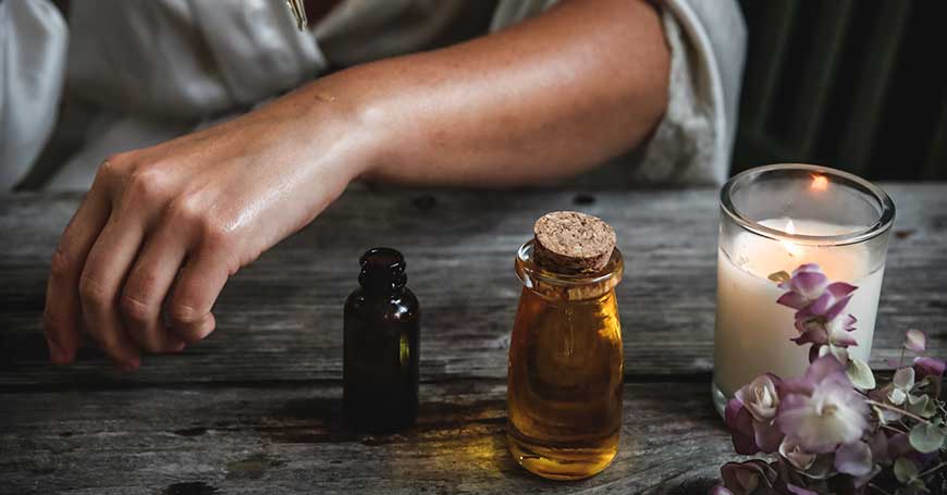 Leitfaden zu den Vorteilen und Anwendungen von entspannenden ätherischen Ölen