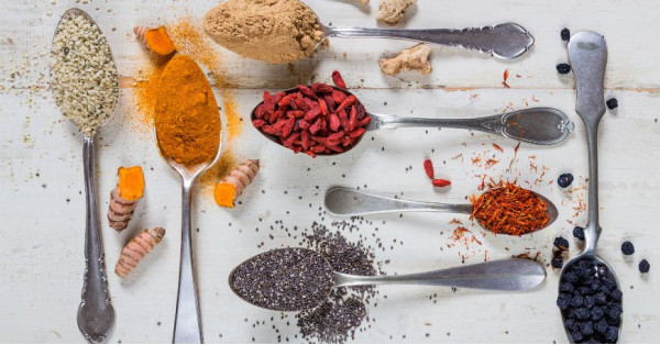 Tisanas Afrodisíacas: Hierbas, Recetas Caseras y Rituales para Él y para Ella