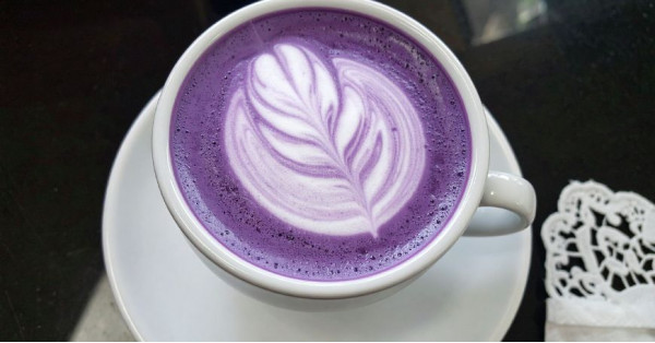 Ube Latte: Cos'è e Ricetta Originale per Preparare  il Latte Viola a Casa