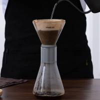 Versare l'acqua sul caffè nella campana