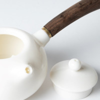 Porzellan-Teekanne mit Holzgriff -Jun-