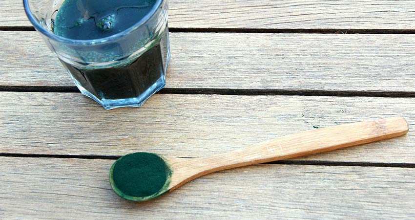 alga-spirulina-cucchiaio-bicchiere