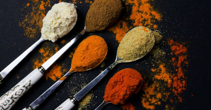 cuillères de différentes épices composant le curry