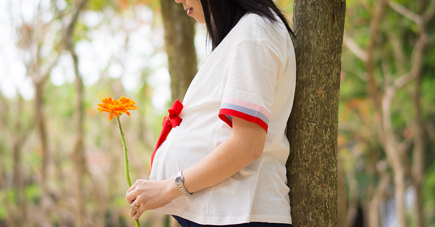 pregnant woman looking for natural remedies to sleep