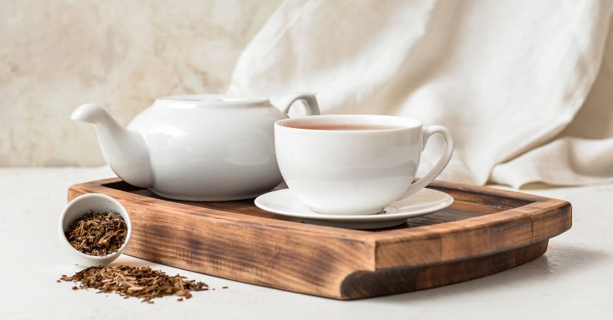 Teekanne und Tasse Kukicha-Tee