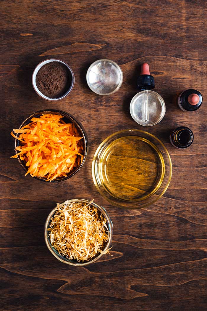 ingredienti oleolito alla calendula per prepararsi al sole