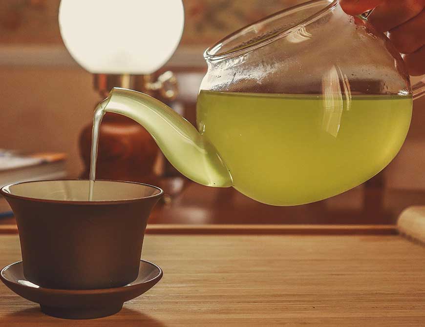 tasse de thé vert japonais et théière