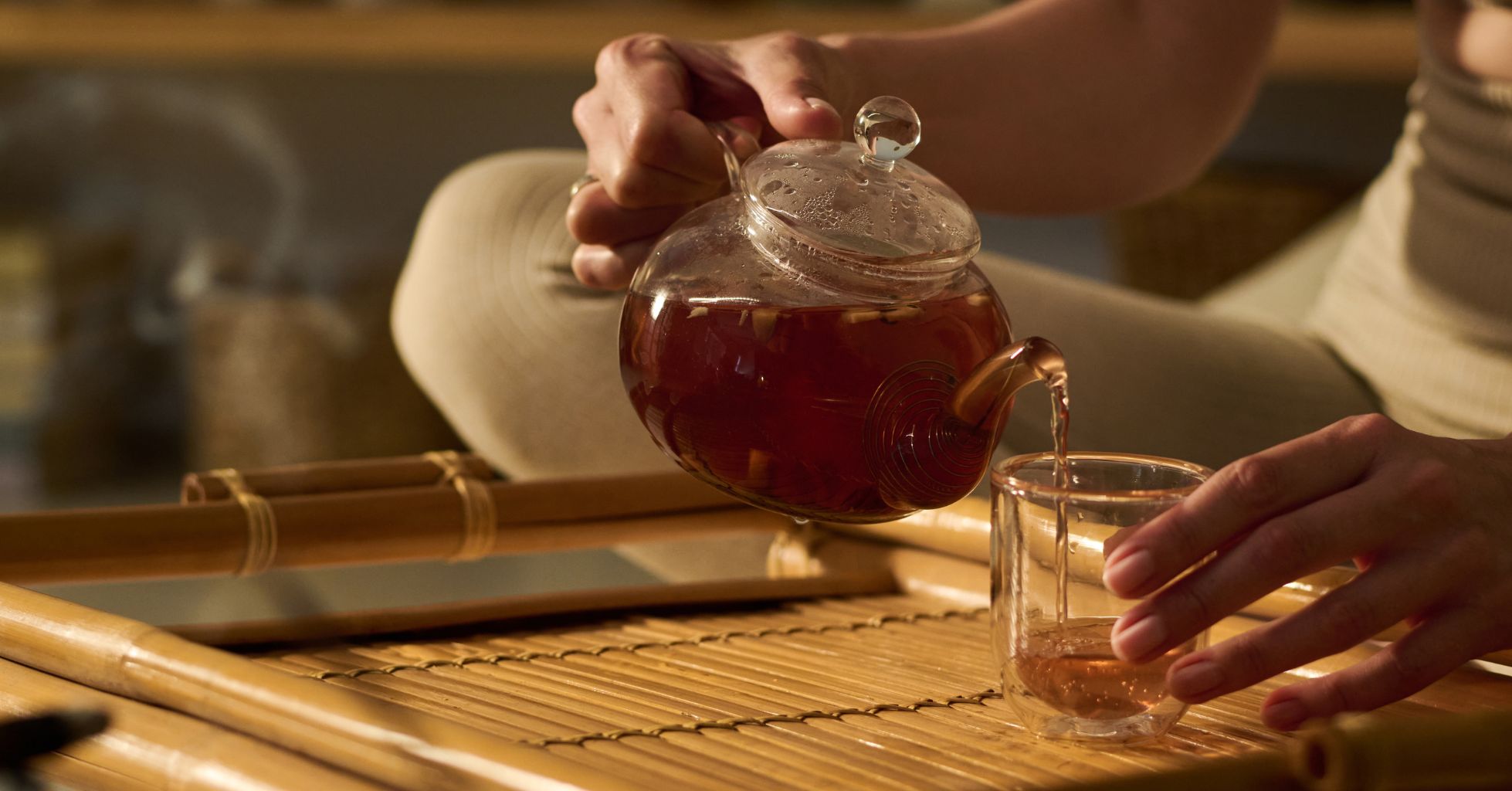 persona vertiendo una tisana para la cistitis de la tetera a la taza