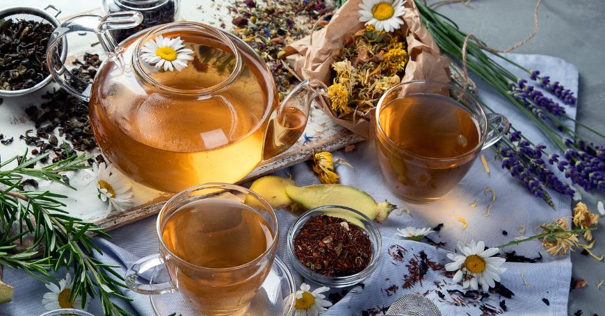 teiera e erbe per tisane per il colesterolo alto