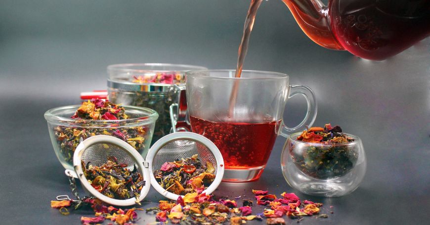 tazas de tisanas para el colon irritable e infusor con hierbas secas