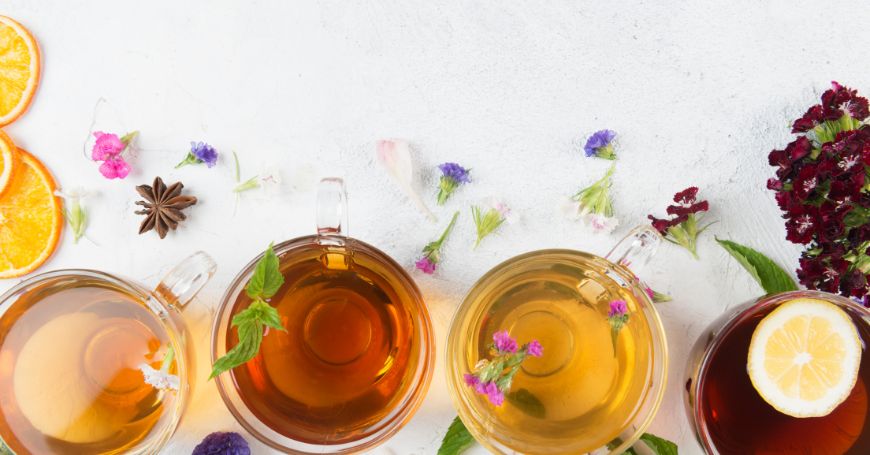 tisanes dans une tasse à boire pendant la grossesse